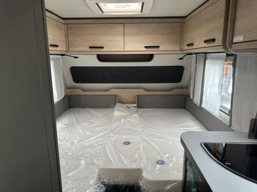 Weinsberg CaraOne Edition HOT 450 FU Franz&ouml;sisches Bett / Rundsitzgruppe  Foto: 5