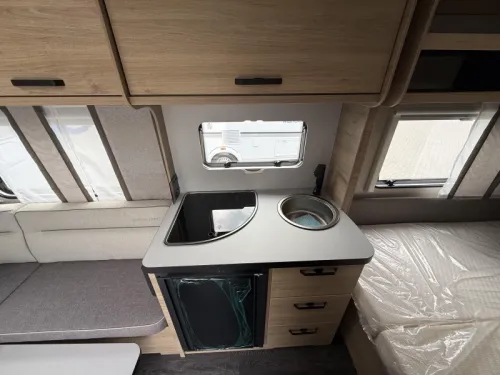 Weinsberg CaraOne Edition HOT 450 FU Franz&ouml;sisches Bett / Rundsitzgruppe  Foto: 6
