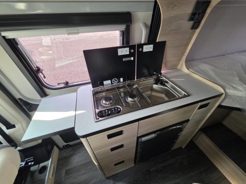 Weinsberg CaraBus 600 ME enkele bedden 4 persoons  foto: 6