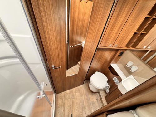 Hymer B-MC T 680 single beds pop-top roof  photo: 15