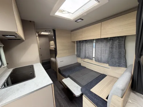 Weinsberg CaraLife 500 QDK Etagenbett / Querbett  Foto: 9