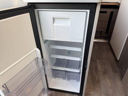 Carado CVE 640 8T Automatic-Longitudinal beds photo: 8