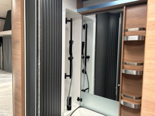 Knaus L!ve Wave 650 MEG BLACK SELECTION Foto: 10