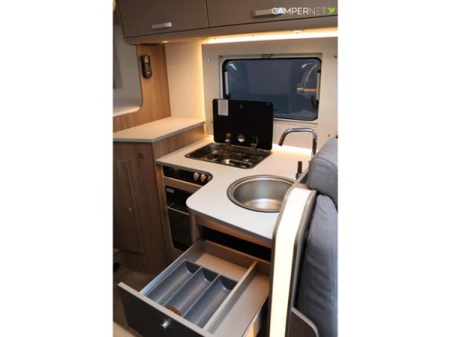 Carado T338 165PS Automatik | BR System | LPG Anlage | L&auml;ngsbetten | Wechselrichter | Lithium | Backofen | Solarpaneele | Bearlock | Editio Foto: 11