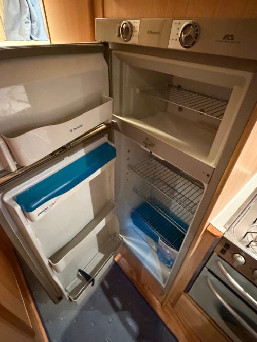 FORD KENTUCKY Motorhome Estro 5 | 2.4 137hp | 2x Air conditioning | 6 persons | Drive-Away tent photo: 8