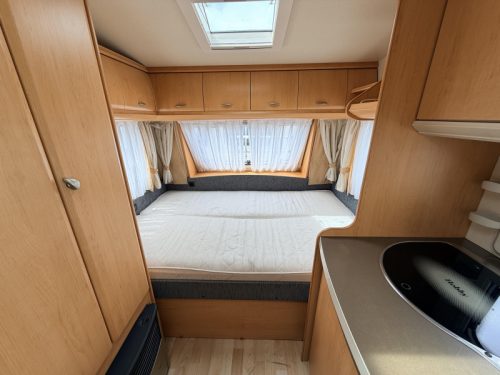 Hobby De Luxe 400 SF Awning, Seating Area Transverse bed photo: 5