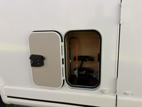 Knaus L!ve Wave 700 DX 180hp automatic /queen bed  photo: 15