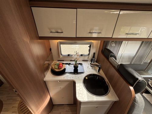 LMC Explorer SportLine 745 con cama de matrimonio y techo elevable, 2 paneles solares foto: 7