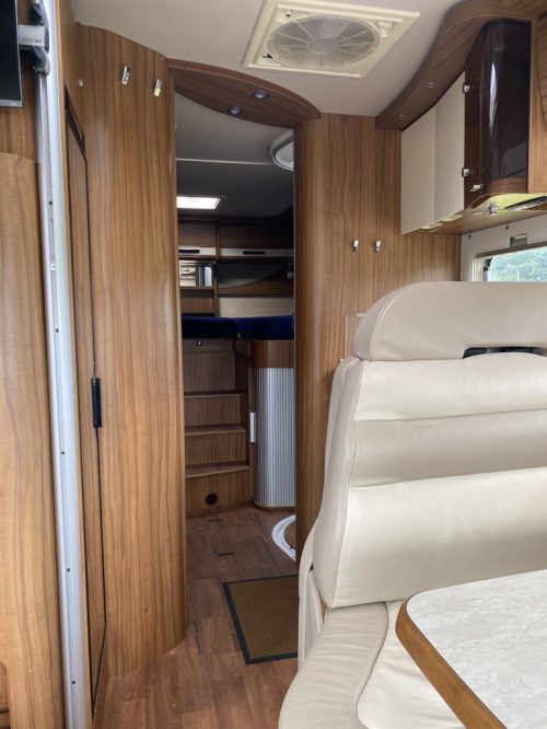 Hymer B 678 PL AUTOMATIK 3 Liter Diesel mit 177 PS, L&auml;ngsbetten & Hubbett Bj. 2016. Centrum On the Road am Noorderringweg 4 in Marum. Foto: 22