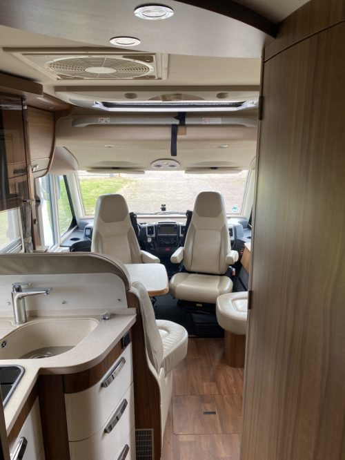 Hymer B 678 PL AUTOMATIK 3 Liter Diesel mit 177 PS, L&auml;ngsbetten & Hubbett Bj. 2016. Centrum On the Road am Noorderringweg 4 in Marum. Foto: 7