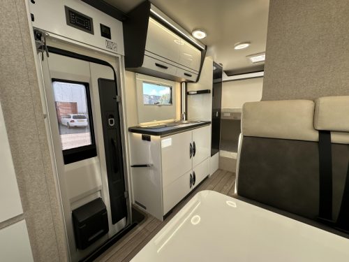 McLouis Glamys 320 NEW 8-Berth Overcab 140HP photo: 8