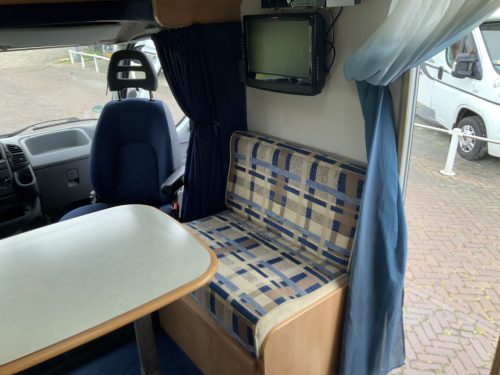 McLouis Lagan 253 G Semi-integrated, Small camper, with bicycle garage, Transverse bed, Year 2006 Camper center On The Road photo: 7