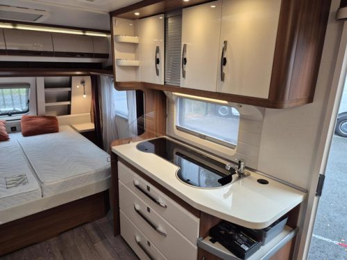 Hobby 540 UFF Nw condition. French bed, mover + Thule awning photo: 10