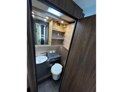Eura Mobil Integra Line GT 726 QF Queensbed, Oven,MB  foto: 12