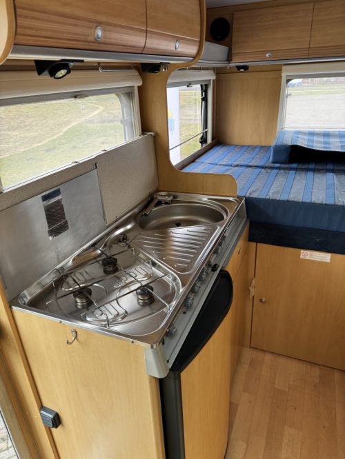 Dethleffs Globebus 1 110 HP, Transverse bed, half-dinette, swivel seats, Engine air conditioning, neat camper, length 6.00 Year 2006 Camper centrum on the road Marum photo: 12
