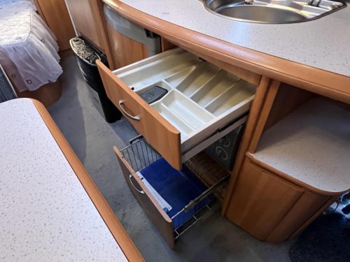Hobby De luxe Easy 560 KMFE Etagenbett Sitzgruppe Franz&ouml;sisches Bett Foto: 7