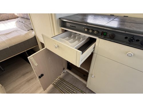 Dethleffs Camper 440 T Dinette Festbett Toilette Foto: 9
