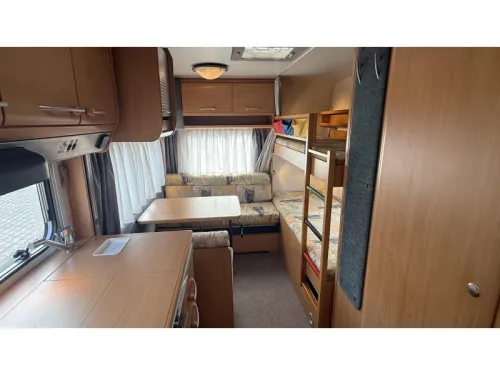 Knaus Sudwind 495 TK habitaci&oacute;n infantil con asientos redondos foto: 1