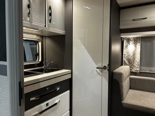 Hobby Excellent 460 SL Met mover en luifel  foto: 4