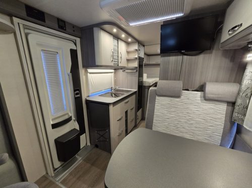 Hobby OPTIMA ONTOUR V65 GE ONLY 16,839 KM !! AIR SUSPENSION SINGLE BEDS TV + SATELLITE SOLAR PANEL SWIVEL SEATS photo: 15