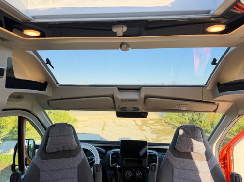 P&ouml;ssl Summit 600 Prime 180HP/AUTOMATIC/SOLAR PANEL/SKYROOF/RADIO WITH CARPLAY/UNIQUE COLOR/ photo: 14