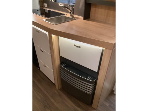Knaus Sport 420 QD transverse bed photo: 10