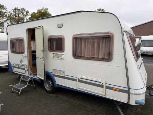 Knaus Blue Line 450 TK Cama literas Cama fija Asientos redondos