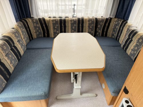 Knaus Blue Line 450 TK CAMA LITERA CAMA FIJA ASIENTO EN U foto: 3