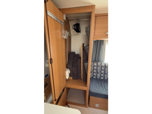 Knaus Sport 420 QD dinette fixed bed toilet photo: 4