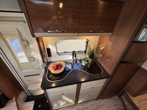 LMC Comfort T LITS JUMEAUX + BANQUETTE RONDE CLIM DE TOIT 150CV 6.99M photo : 6