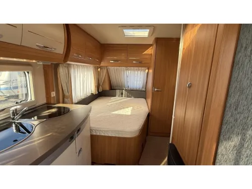 Hobby De Luxe 460 UFE French bed dinette toilet photo: 9