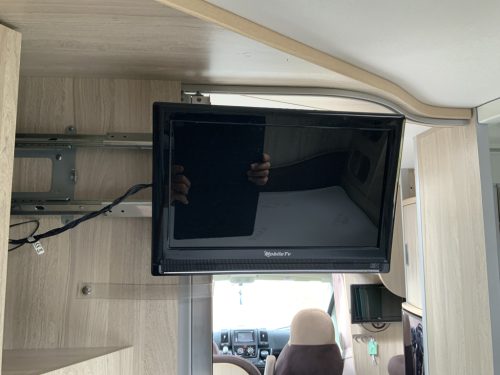 Laika Exclusieve Ecovip AUTOMATIC, 2.3 Multijet 150 HP, Semi-integrated, Queen bed, Half-dinette, Swivel seats Motorhome centre on the road photo: 12
