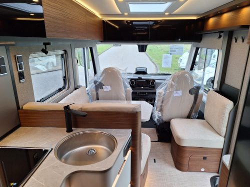 Hymer B-MC I 680 OVERHEAD LOCKERS INSTEAD OF LIFT-DOWN BED! photo: 1