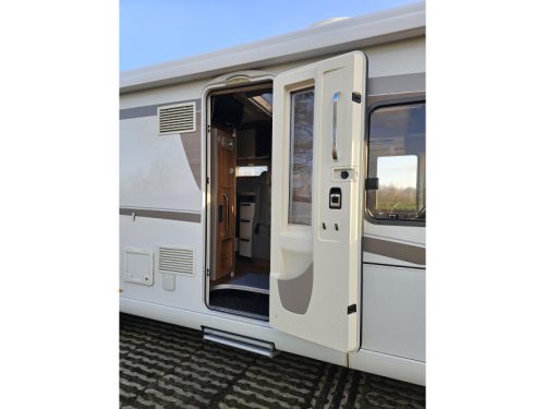 Hymer B678 Premium Line single beds photo: 3