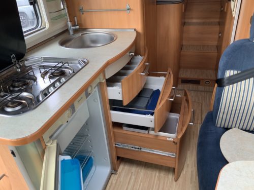Hymer B 674 SL 2.3 M. 130 PK Vollintegriert, 4 Schlafpl&auml;tze 4 Gurte, Einzelbetten, Hubbett, Motor-Klimaanlage, Bj.2008 Ihr Wohnmobil-Verkaufsvermittler Marum Camper Zentrum on the road Foto: 17