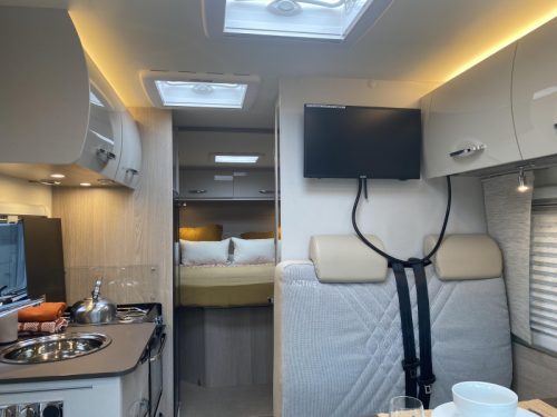 B&uuml;rstner Nexxo Van 700 Qeensbed photo: 11