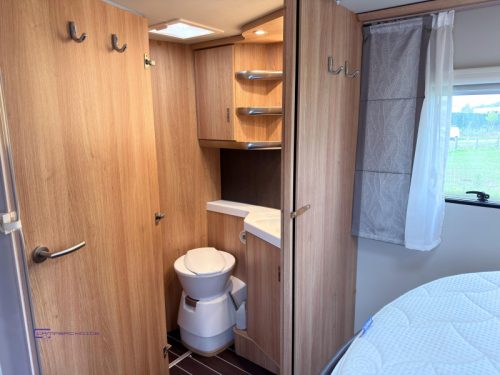 Knaus Sky TI 700 MX Queensbett Niveauregulierung Foto: 11