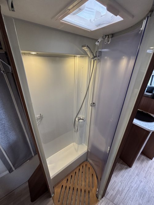 LMC Explorer SportLine 745 con cama de matrimonio y techo elevable, 2 paneles solares foto: 6