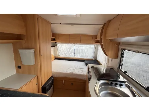 Home-Car Racer Trophy 43 fixed bed dinette toilet photo: 11