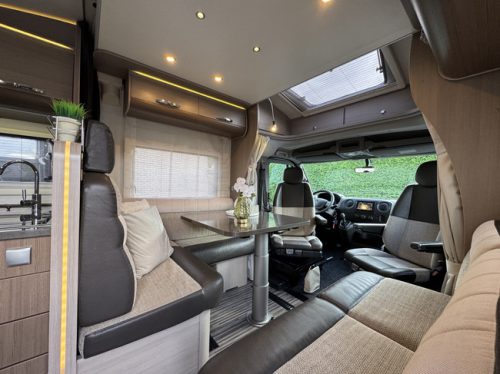 Adria Matrix Supreme M 657SF 150 hp Euro5 Renault Master **Excellent condition/4 seats/6 berths/Spacious round seating/Alde/Solar panels photo: 7