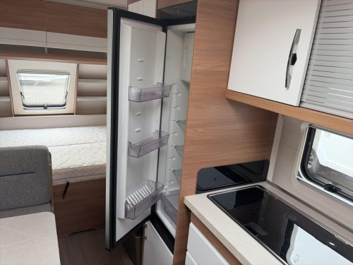 Hobby De Luxe 490 KMF Mover/Awning  photo: 7