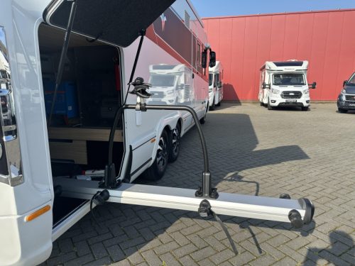 Niesmann+Bischoff Arto 85 E Leveling System Overhead Cabinets photo: 20
