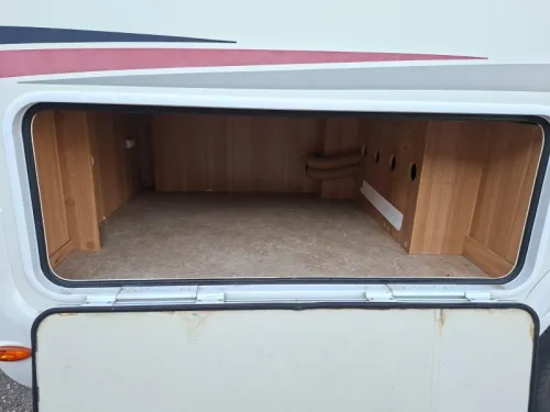 Challenger Genesis 38 complete and spacious Motorhome  photo: 13