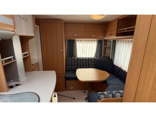 Knaus Sport 420 QD dinette fixed bed toilet photo: 3