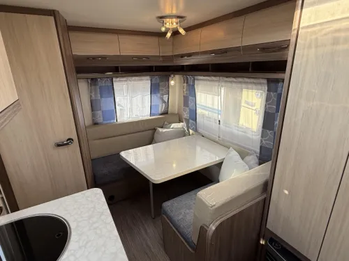 Hobby De luxe Easy 400 SF transverse bed dinette toilet photo: 1