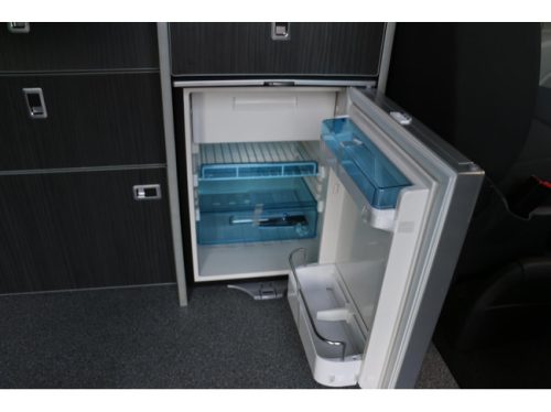 Fourgon am&eacute;nag&eacute; Volkswagen Transporter TDI 150ch Automatique T6 | Climatisation | Si&egrave;ges chauffants | Vitres &eacute;lectriques | 4 couchages | nouvel int&eacute;rieur | R&eacute;frig&eacute;rateur + cong&eacute;lateur | photo : 20