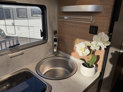 Knaus Van TI Vansation 650 MEG AUTOMAAT 9-Traps 140 pk Euro6 Fiat Ducato 9 **Einzelbetten/Satelliten-TV/Navi/Kamera/2x Lithium/Anh&auml;ngerkupplung Foto: 9