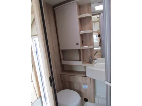Eura Mobil Profila RS 695 EB L&auml;ngsbett, Hubbett, Automatik Foto: 7