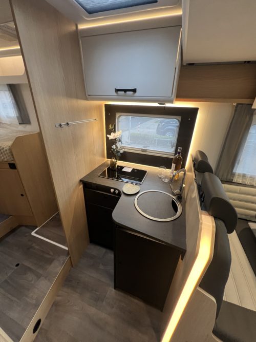 Sunlight T68 ADVENTURE EDITION SINGLE BEDS+POP-TOP ROOF 9-TR AUTO photo: 6