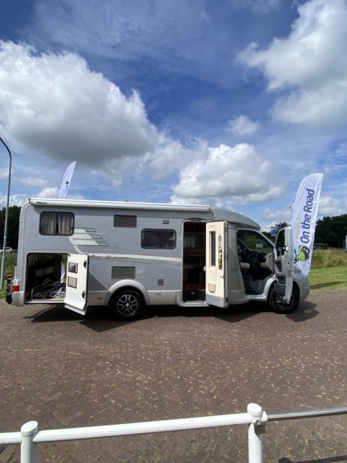 Hymer T 674 SL 2.3 MultiJet 160 HP, Semi-integrated, 2 Single beds, Engine air conditioning, Auto. dish etc. Year of manufacture 2011 Motorhome Centrum On the Road at the Noorderringweg 4 in Marum. photo: 2